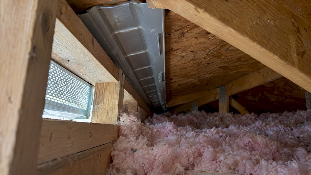 Rafter baffle preserving airflow above insulation